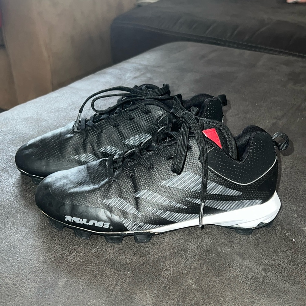 Unisex youth size 3 baseball/softball cleats